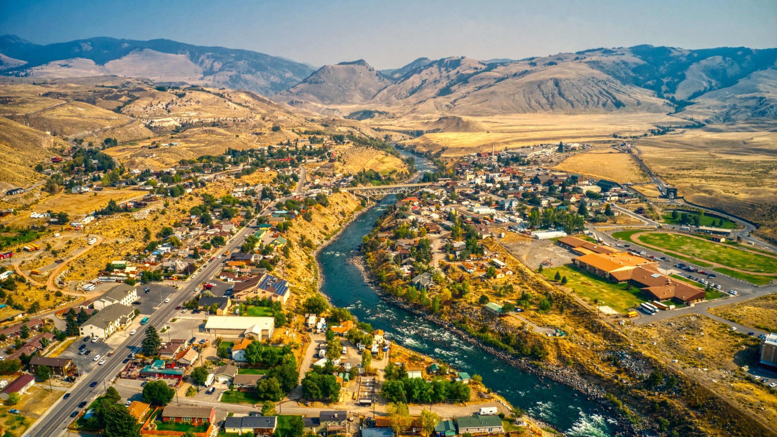 ดีกว่า Bozeman: เมืองเล็ก ๆ ที่ประเมินค่าต่ำสุดที่หน้าประตูบ้านของเยลโลว์สโตนมีน้ำพุร้อนและอีกมากมาย