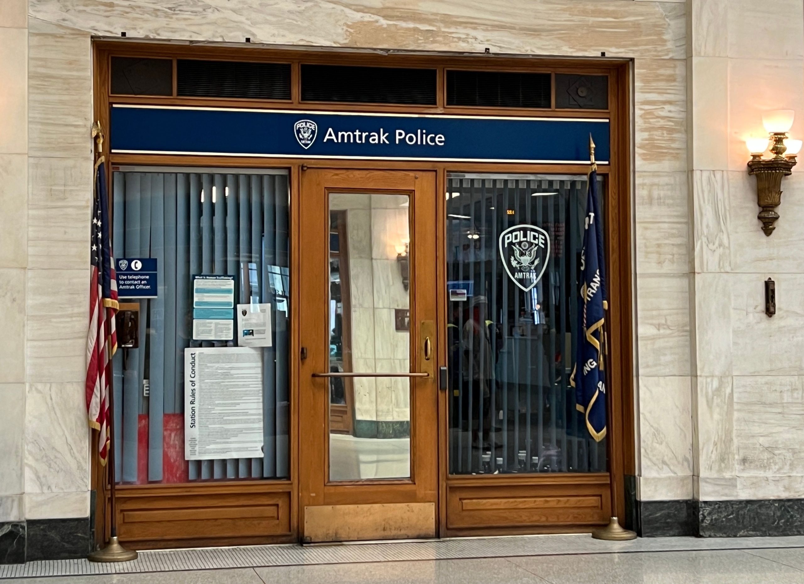 Hành khách Amtrak bị chặn tại Trung tâm Trenton Transit cho Vali chứa đầy vũ khí