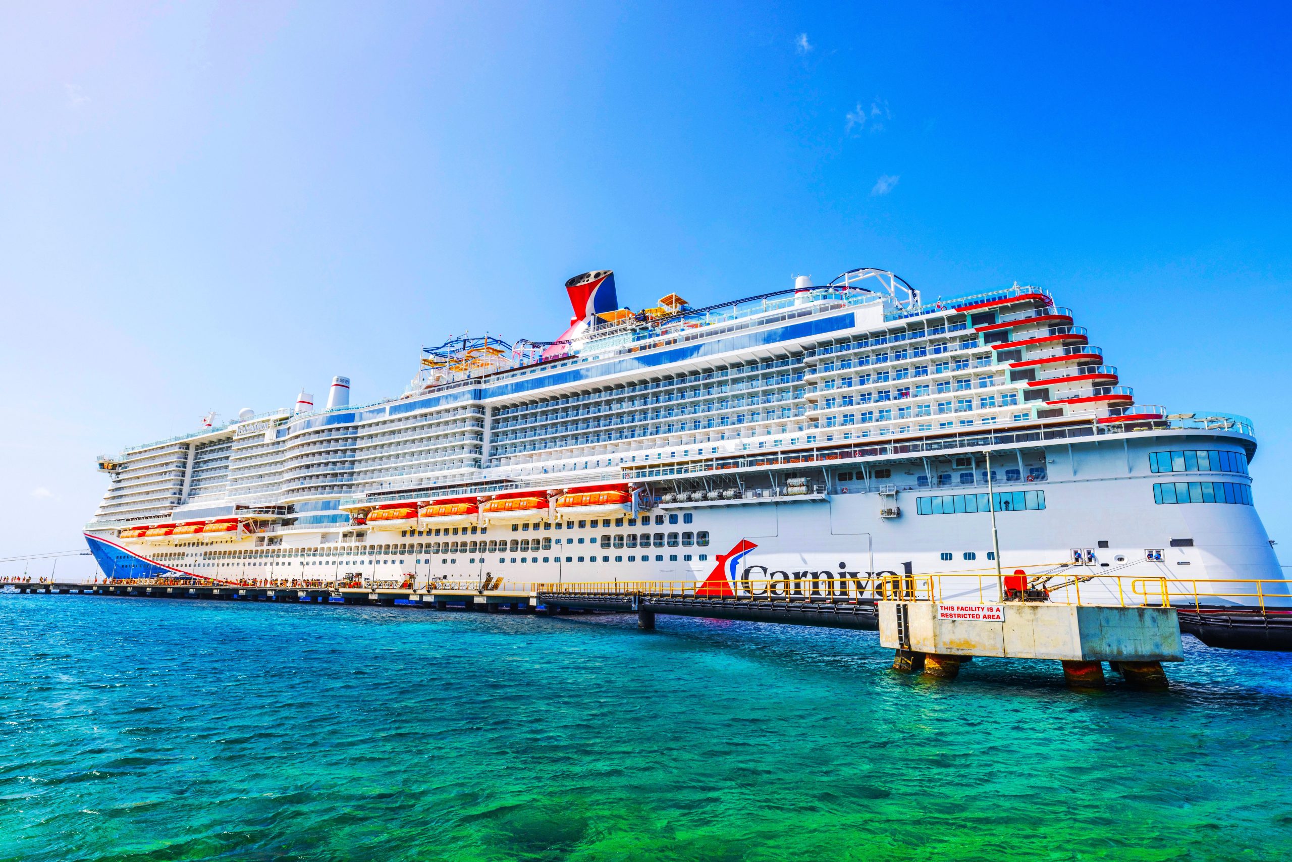 เอกอัครราชทูตของ Carnival Cruise Line ยิงข้อกล่าวหาการจ้างงานที่ขัดแย้งกัน