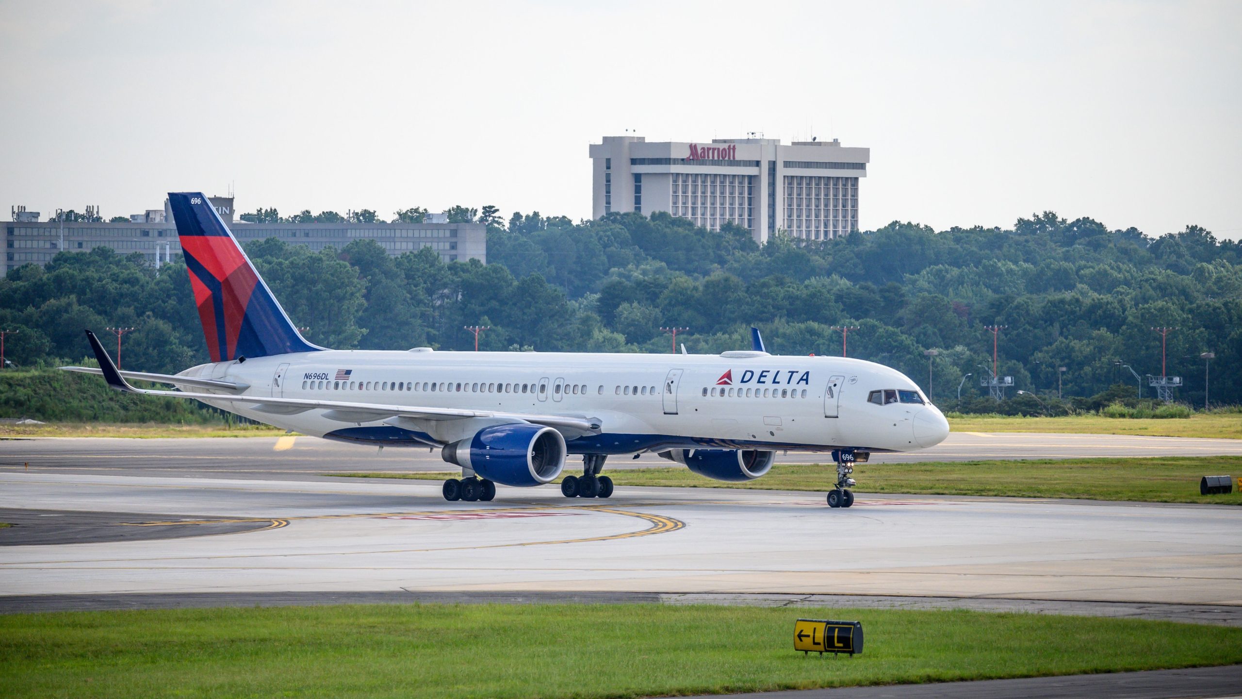 ผู้โดยสาร Delta Air Lines ไปไวรัสหลังจากเข้ายึดครอง Atlanta Sky Club ในการแก้แค้น
