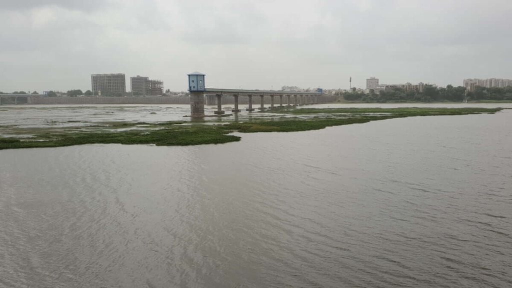 5 สถานที่ท่องเที่ยวที่ต้องดูในสุราษฎร์! การเดินทางไปเยี่ยมชมวัดตามแม่น้ำ Tapi