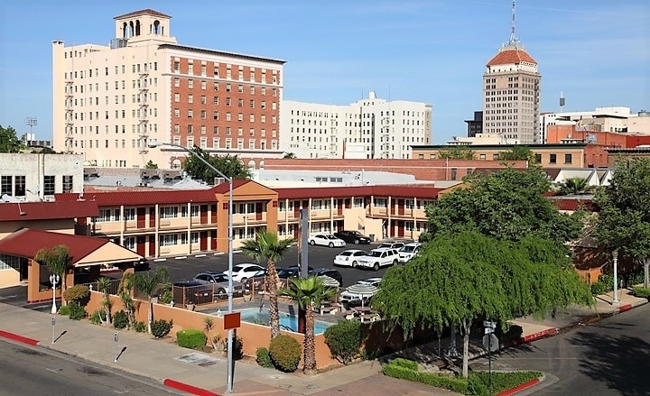 8 สถานที่ท่องเที่ยวที่แนะนำในเฟรสโน! หากคุณกำลังวางแผนที่จะเยี่ยมชม Fresno เว็บไซต์มรดกโลกให้ตรวจสอบสิ่งเหล่านี้!